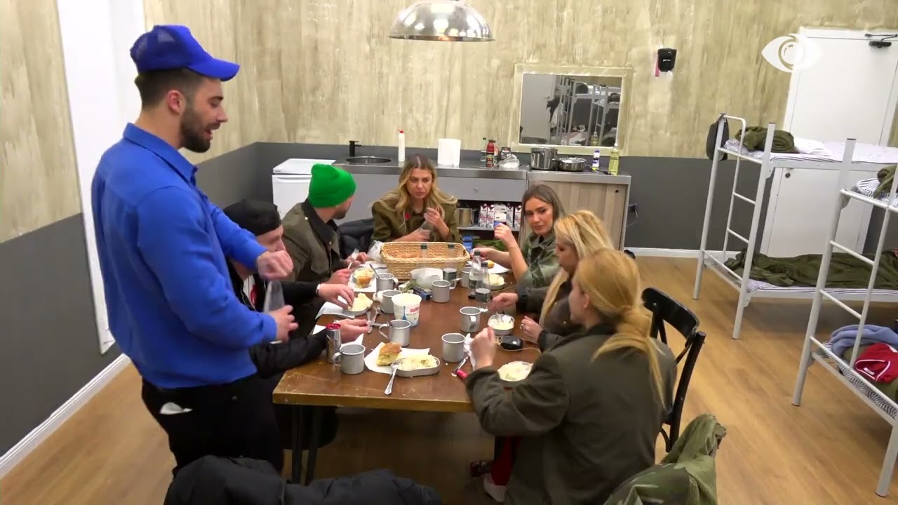 Darka në kazermë/ Meri ngrihet në këmbë, përshëndet me dorë rekrutët