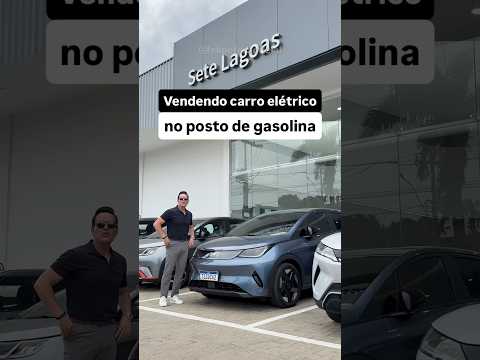 Vendendo carro elétrico no posto de gasolina