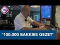 Koffieman (79) zet meer dan 100.000 bakkies - OMROEP WEST
