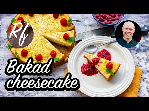 Klassisk bakad cheesecake i New York stil med färskost, lime, ägg och vanilj på smulig Digestivebotten. Förslag på varianter, tillbehör och servering.>