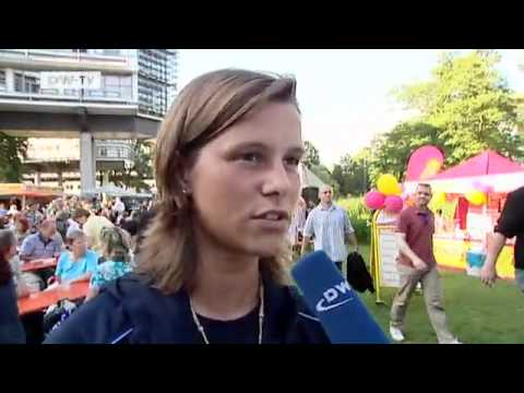 WM-Reporter auf dem Fanfest zum Spiel Deutschland -- Frankreich | Frauenfußball-WM 2011