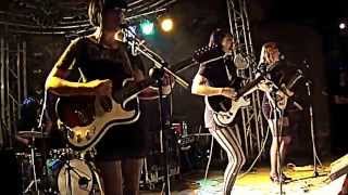 Dum dum girls @ Zomerfeesten 2010 Nijmegen M4H00510