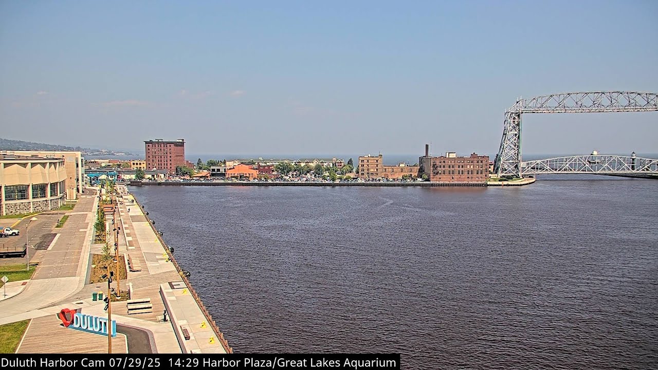 Live webcam view of Great Lakes Aquarium Harbor Plaza