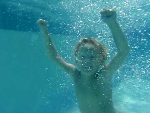 Tommy tirandose a la piscina 2