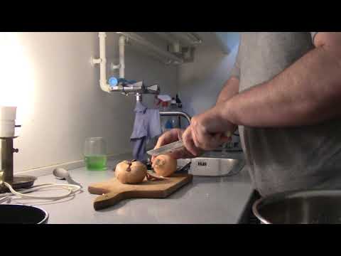 MongoTV_2857 - Mongo Madskole - HØNSEBOUILLONSUPPE Med Pølse og Nudler og Løg