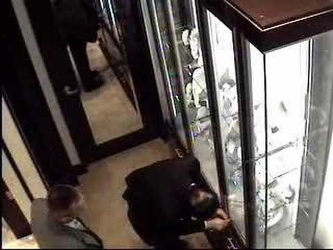 Surveillance Vid: Thieves Snag $900,000 Diamond Bracelet