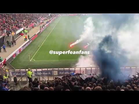 Vuurwerk op het veld bij AZ - Heerenveen