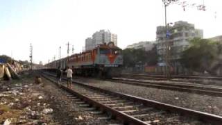 preview picture of video 'Mumbai Rajdhani negotiates the DC-AC neutral zone at Dahisar. Panto Action!'