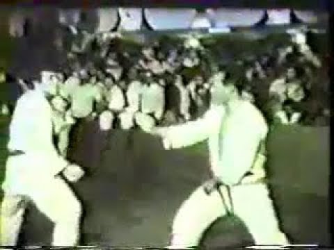 Mestre Rolls Gracie vs Karate