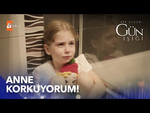 Dila, Güneş'i banyoya kapatıyor! - Bir Küçük Gün Işığı 3. Bölüm
