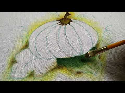 Pintando abóbora no pano de copa.