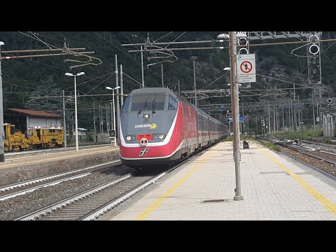 IC 659 Milano Centrale - Ventimiglia in transito a Ronco Scrivia (E.414 Giro D'Italia ed E.414 ENIT)