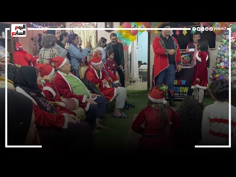 على طريقة بابا نويل .. الأطفال يرسمون البسمة على وجوه كبار السن داخل دار مسنين بالمنصورة