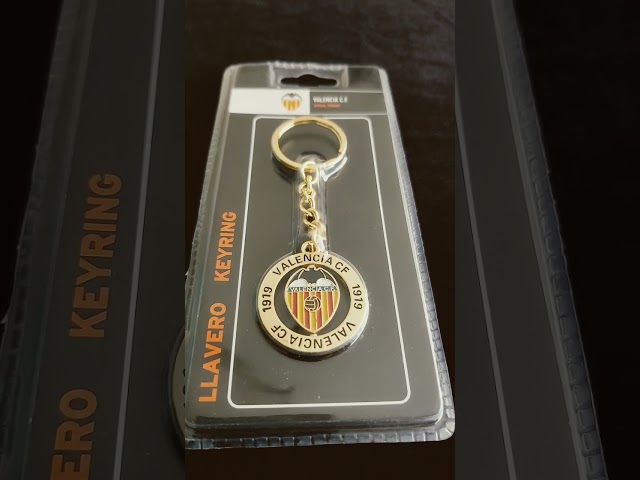 Vídeo relacionado con La Huella Taza y llavero personalizado del Valencia. Para todos los fanáticos hinchas del clube che, un murciélago sentimiento que supera al mero deporte.