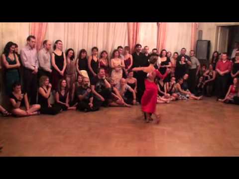  Analía Centurión  and  Gabriel Missé  are  dancing  to  the  milonga  "  Milonga del Recuerdo  "