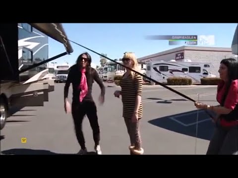 Alaska y Mario - Alquilando una caravana