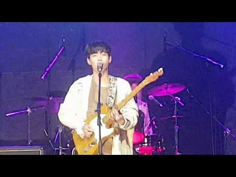 [아주스타 영상] 더 로즈, ‘좋았는데’ 라이브 무대 공개…몽환적 이별 감성