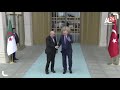 Erdogan refuse de tenir la main de Tebboune.. le président algérien tombe dans de grosses erreurs de protocole (vidéo)