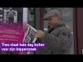 Theo staat de hele dag buiten voor zijn kapperszaak