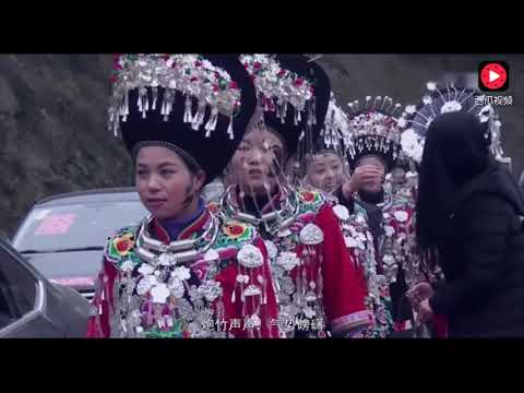 贵州松桃农村苗家婚礼，新郎背着新娘爬坡进村，晚上对苗歌最热闹