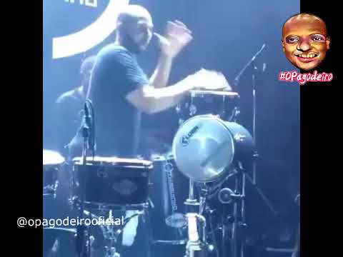 Levi Di Paula tirando onda na percussão