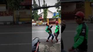 Download lagu Story Wa Ojol Joged Lucu Pinggir Jalan mp3
