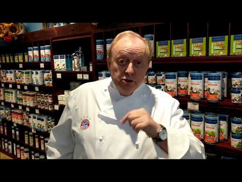 Alfons Schuhbeck frühstückt in seinem Müsli Laden