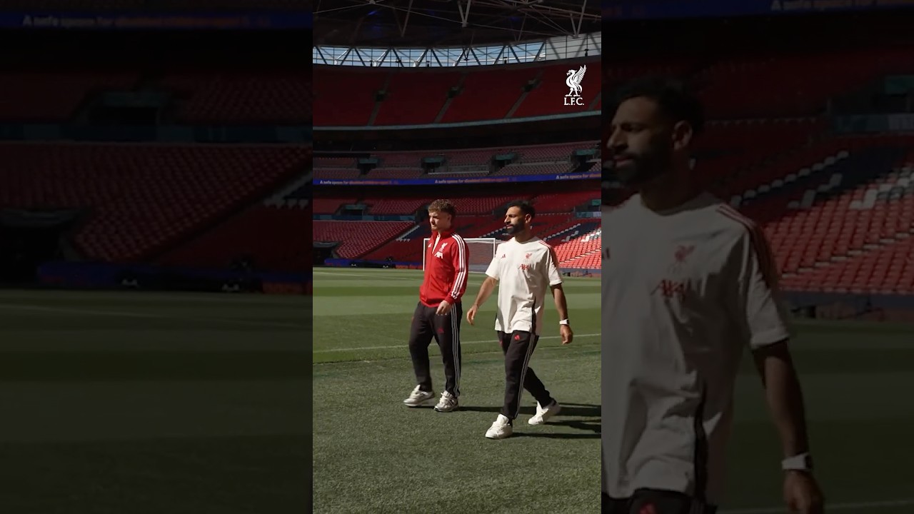 Team walk at Wembleyđśđď¸