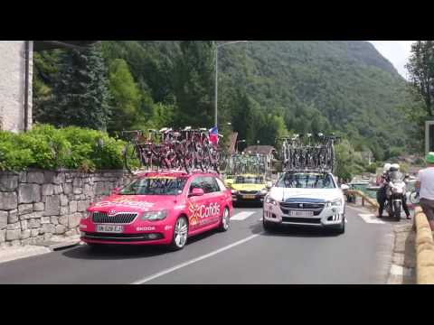 The main peloton through Doussard and Annecy - Tour de France 2016