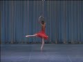 רקדנית בלט בת 14 בתחרות בינלאומית