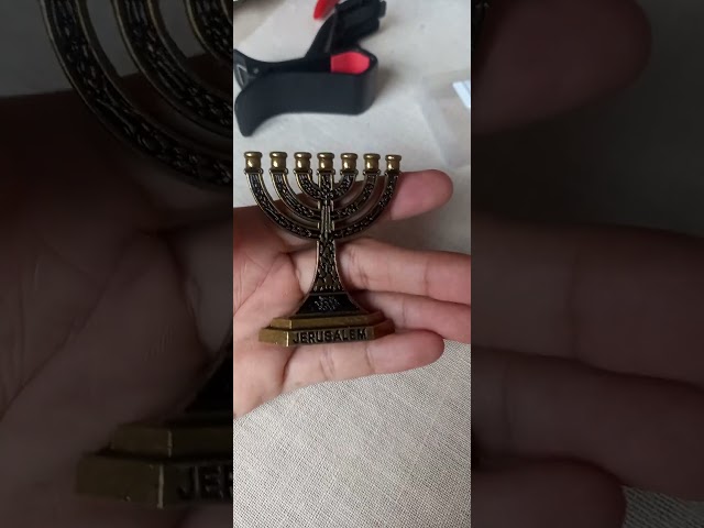 Vídeo relacionado con TOVINANNA Menorah Candelabro de Metal 7 Brazos para Portavelas en Ceremonias Judías y Eventos Hogar, Diseño Retro y Tamaño Compacto