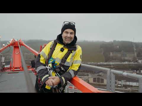 Unsere Krane tragen Lichterkette🎄| Riedel Bau | AUDIODESKRIPTION