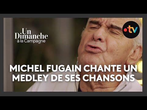 Michel Fugain chante ses chansons au piano dans Un Dimanche à la Campagne