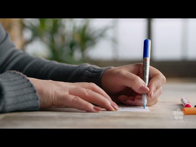 Vídeo relacionado con SAKURA IDenti-Pen Dual Point Verde - Rotulador permanente para múltiples superficies - Puntas fina y extrafina - Tinta resistente al agua y de secado rápido