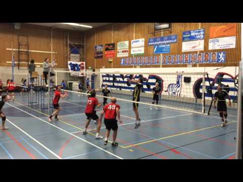 Goede serve Milan. Niets lukt meer bij VCH.