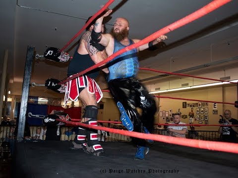 Independent Wrestler Nick “Manic” McCune Helps Officer Make Arrest At Denny’s