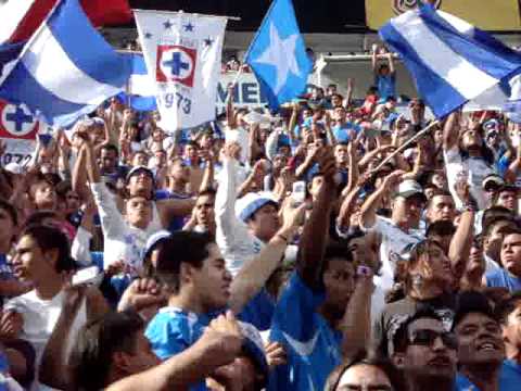 "Quiero quemar el gay-inero!" Barra: La Sangre Azul &bull; Club: Cruz Azul