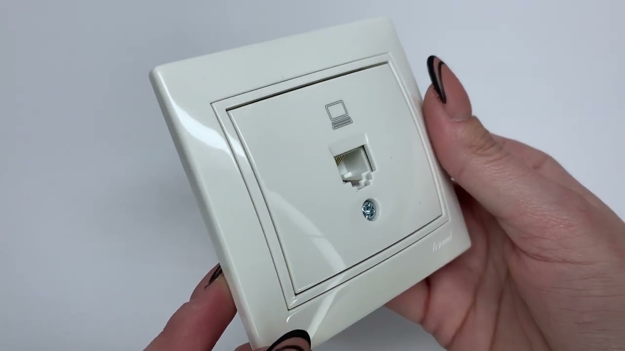 Розетка одинарная компьютерная LEZARD Mira белая 701-0202-139