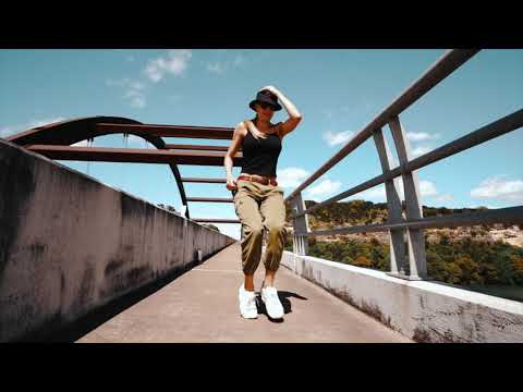 Dancing across the bridge - Freestyle Shuffle Dance