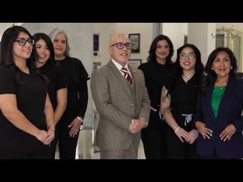 Orígenes: El Bronx • UCLA • Harvard
Del Bronx a la Medicina
El Dr. Ayala creció en el Bronx, en una época en la que el vecindario enfrentaba importantes desafíos económicos y sociales. Criado por una madre soltera que trabajó incansablemente para sostener a su familia, aprendió desde temprana edad que el esfuerzo y la determinación eran los únicos caminos hacia el éxito.
Decidido a construir un futuro a través del servicio y la educación, el Dr. Ayala se unió a las fuerzas armadas de Estados Unidos después de la preparatoria. Con el tiempo, esa decisión le abrió el camino a becas que respaldaron su formación médica, llevándolo desde oficial del Cuerpo de Enfermería de la Marina, hasta otorrinolaringólogo jefe y teniente coronel en la Fuerza Aérea, hasta convertirse en cirujano plástico facial que ha atendido a pacientes con dedicación, tanto en tiempos de guerra como en la comunidad que hoy llama su hogar.
Su formación médica comenzó en UCLA, donde se destacó rápidamente y ayudó a crear clases de español para estudiantes de medicina con el fin de superar las barreras del idioma en la atención a pacientes. Se graduó en primer lugar de su clase y fue incorporado a Alpha Omega Alpha (AOA), una prestigiosa sociedad de honor que reconoce la excelencia académica y el liderazgo en medicina.
Fue durante su tiempo en UCLA que se involucró en investigación y trabajo académico, llegando a coescribir materiales educativos para estudiantes de medicina junto al Premio Nobel Louis Ignarro, PhD. El Dr. Ignarro también escribió la carta de recomendación del Dr. Ayala para el programa de residencia en otorrinolaringología de Harvard —uno de los más competitivos del país— al que fue aceptado.
Tras completar su educación y formación en residencia, el Dr. Ayala regresó al servicio militar como otorrinolaringólogo certificado, donde sus habilidades quirúrgicas pronto serían puestas a prueba en algunos de los entornos clínicos más exigentes que se puedan imaginar.