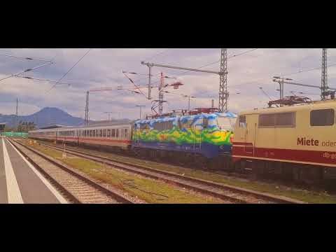 Abfahrt der 111 212 und 111 074 am  IC2083/RE24 Königsee in Freilassing am 13.4.2025