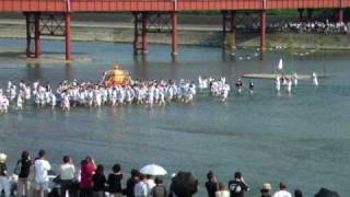 preview picture of video 'Sumiyoshi Shrine's Mikoshi crossing  the Yamato River by Osaka people'