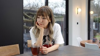ロンドンバスにぶつかられ、黒い車が真っ赤になった