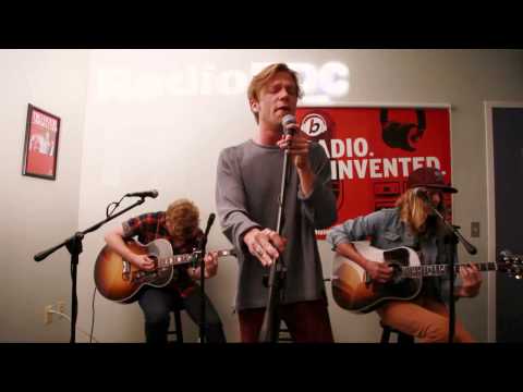 Live in the Studio: Cage the Elephant 'Shake me down'