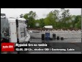 Wideo: Przewr�cony tir z �adunkiem na rondzie