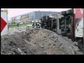 Wideo: Przewr�cony tir z �adunkiem na rondzie