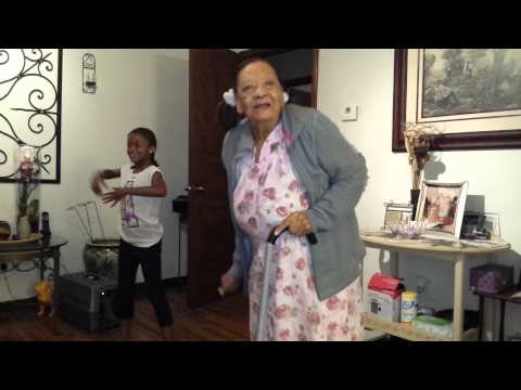 Abuela de 97 Años Bailando Con Su Nieta ¿Quién Baila Mejor?