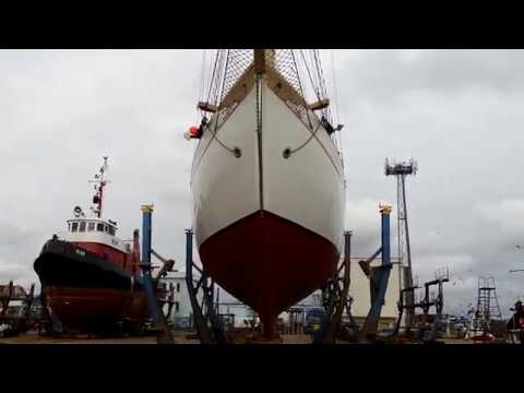 STS "Generał Zaruski" wraca do wody w stoczni "Szkuner".