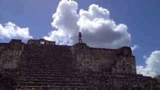 preview picture of video 'MaeZing Waacking freestyle on the Mayan Ruins'