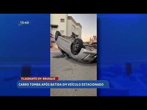 Motorista perde controle e carro tomba no Centro de Brusque